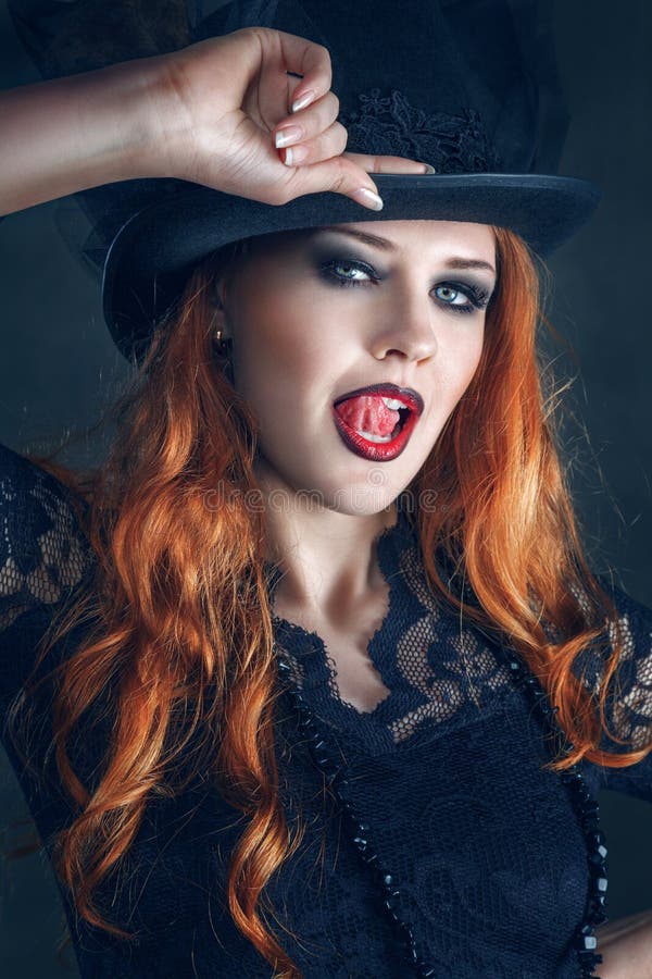 Beau portrait de femme habillé comme sorcière pour la partie de Halloween images libres de droits Beau portrait de femme habillé comme sorcière pour la partie de Halloween images libres de droits