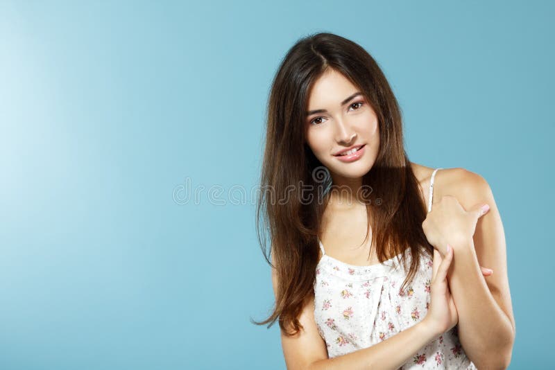 Beau portrait de l'adolescence de sourire heureux frais mignon de fille au-dessus de bleu photos libres de droits