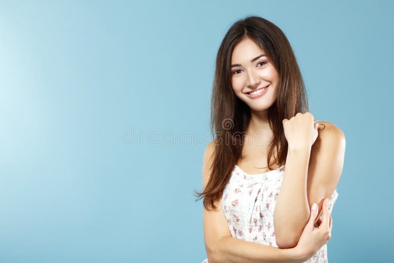 Beau portrait de l'adolescence de sourire heureux frais mignon de fille au-dessus de bleu image libre de droits