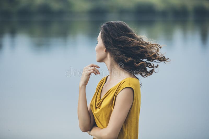 Beau portrait de plan rapproché de jeune fille sur le fond de l'eau images libres de droits Beau portrait de plan rapproché de jeune fille sur le fond de l'eau images libres de droits