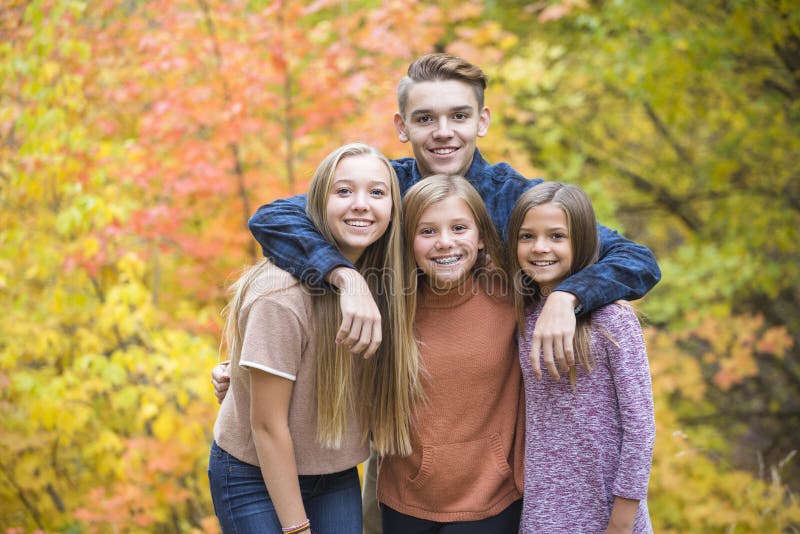 Beau portrait des enfants de l'adolescence heureux de sourire dehors photos stock Beau portrait des enfants de l'adolescence heureux de sourire dehors photos stock