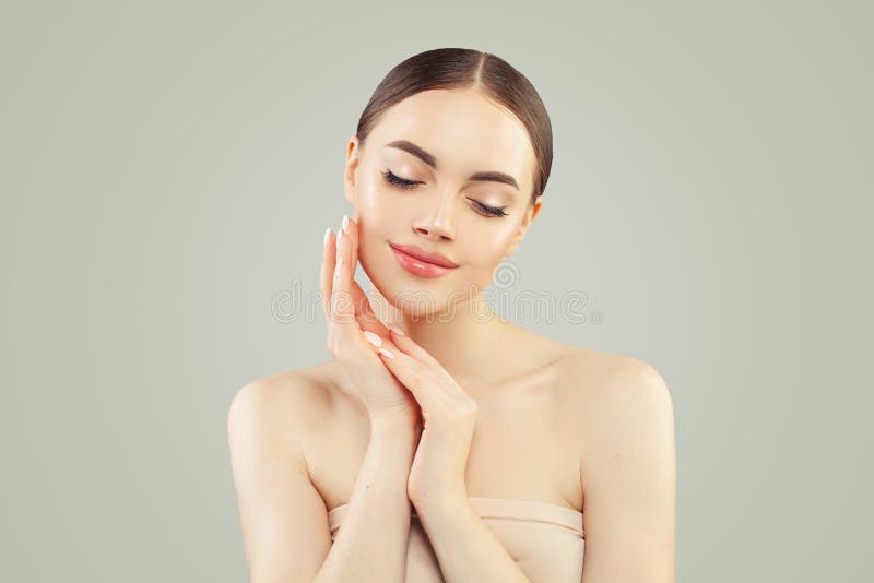 Beau portrait modèle femelle de fille Jeune femme parfaite avec la peau claire Soins de la peau et traitement facial image stock Beau portrait modèle femelle de fille Jeune femme parfaite avec la peau claire Soins de la peau et traitement facial image stock