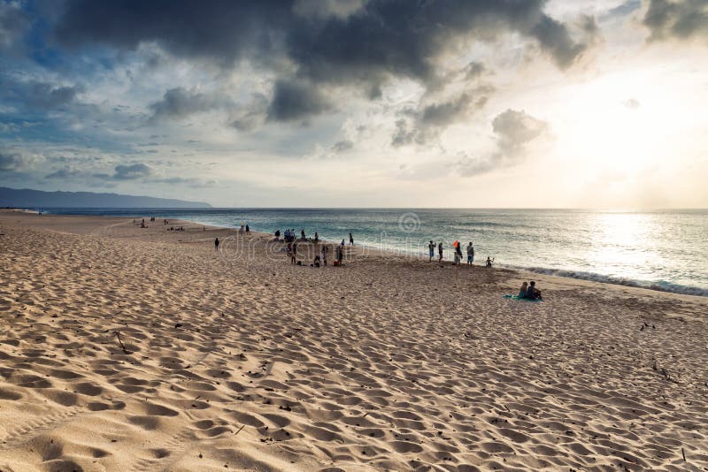 Beau rivage de coucher du soleil à la plage sablonneuse tropicale en île d'Oahu image libre de droits Beau rivage de coucher du soleil à la plage sablonneuse tropicale en île d'Oahu image libre de droits