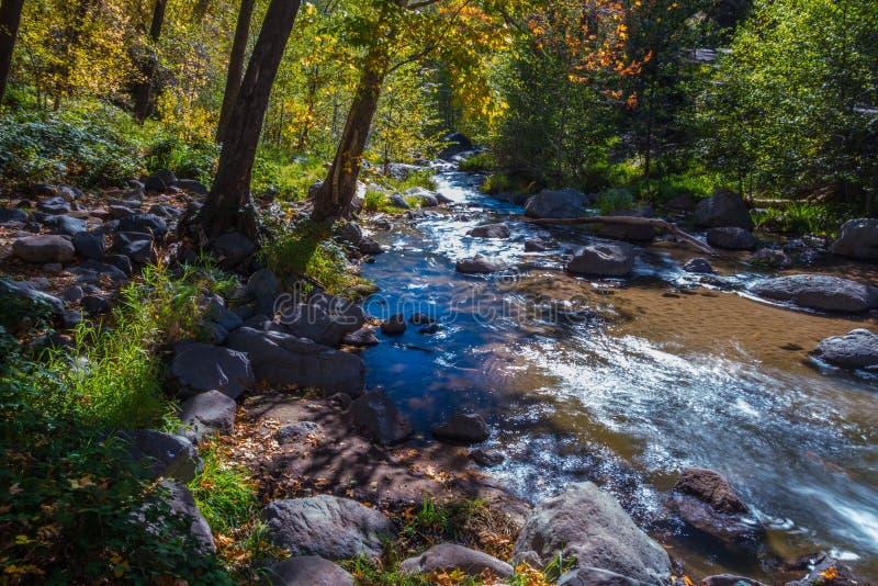 Beau Sedona Arizona sur Sunny Autumn Day images stock Beau Sedona Arizona sur Sunny Autumn Day images stock
