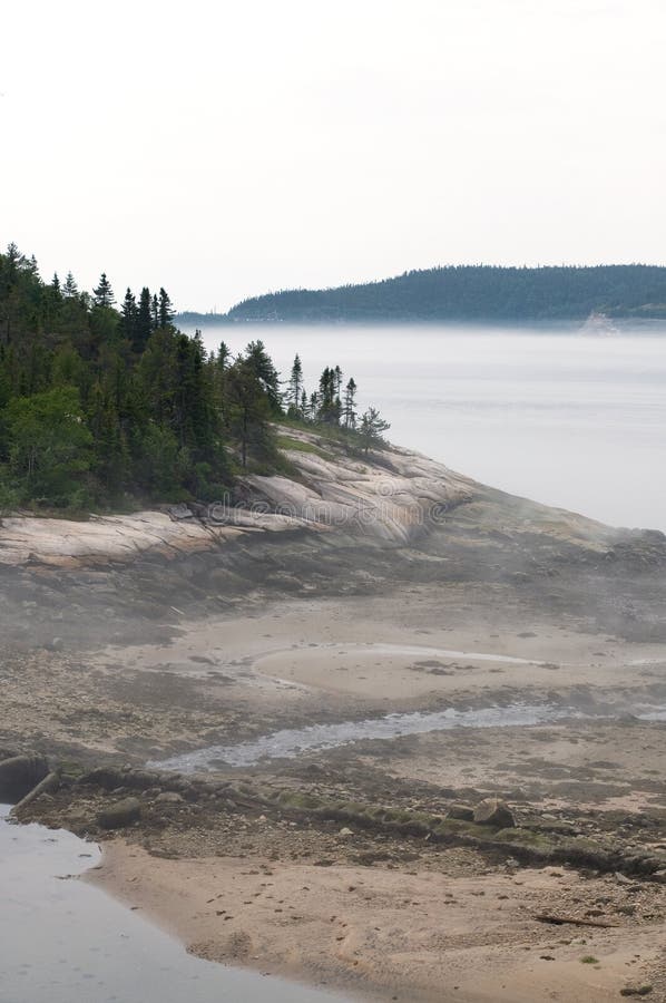 Beau Shoreline rocailleux dans le Canada du nord du Québec photographie stock Beau Shoreline rocailleux dans le Canada du nord du Québec photographie stock