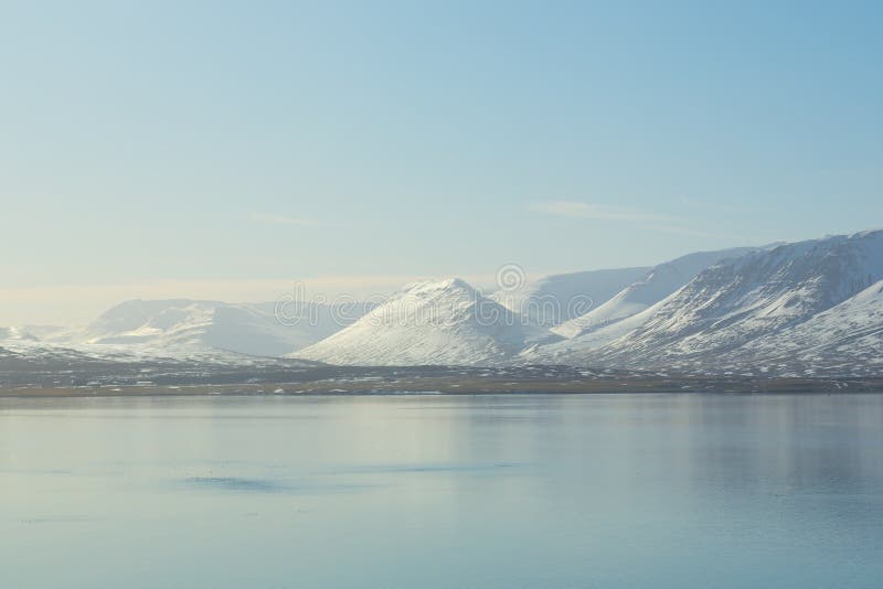 Beau soleil au-dessus de neige de montagne avec le bord de mer photo stock Beau soleil au-dessus de neige de montagne avec le bord de mer photo stock