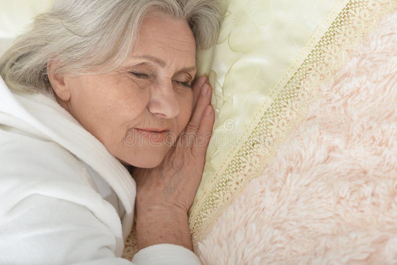 Beau sommeil de femme plus âgée photographie stock libre de droits Beau sommeil de femme plus âgée photographie stock libre de droits