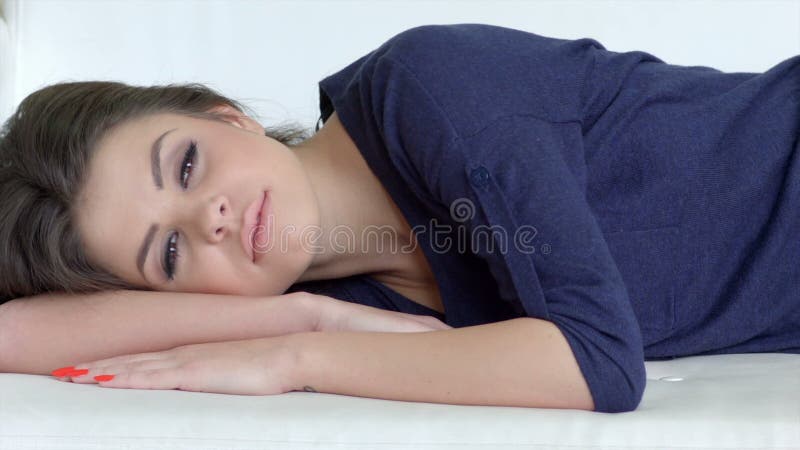 Beau sommeil de jeune fille clips vidéos