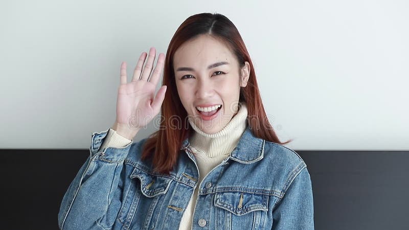 Beau sourire de veste de treillis d'usure de femme et ondulation au revoir banque de vidéos
