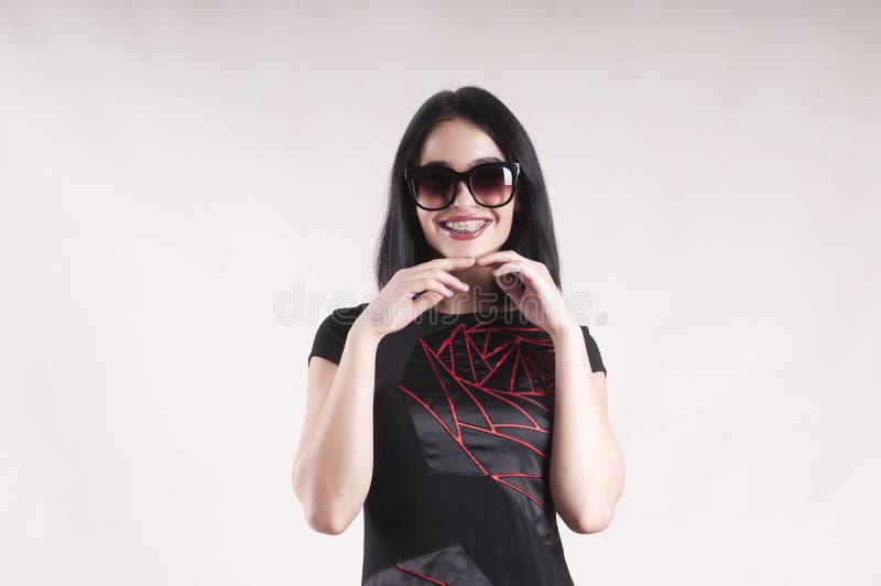 Beau studio de mode de lunettes de soleil de fille photo libre de droits Beau studio de mode de lunettes de soleil de fille photo libre de droits