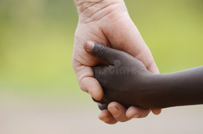 Beau symbole de paix - enfant de noir de femme blanche tenant des mains images stock Beau symbole de paix - enfant de noir de femme blanche tenant des mains images stock