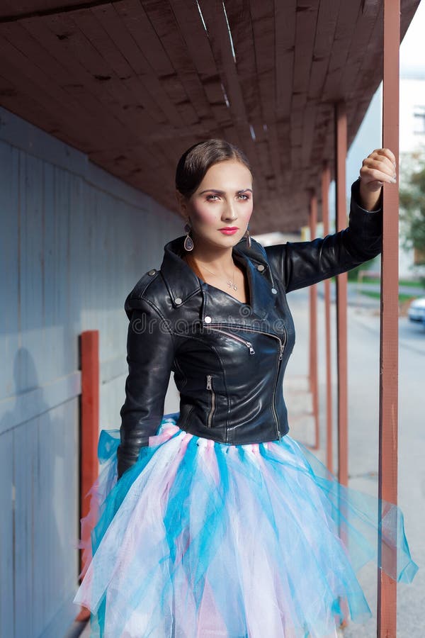 Beau tir d'une fille avec le maquillage à la mode lumineux dans la jupe en cuir noire dans le style de la roche fascinante images libres de droits