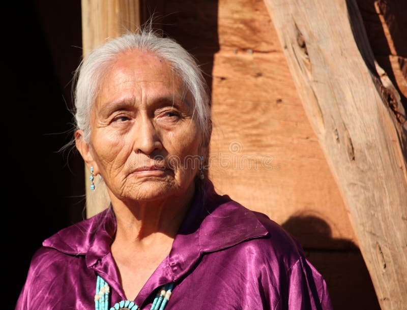 Beau vieux femme de Navajo de 77 ans