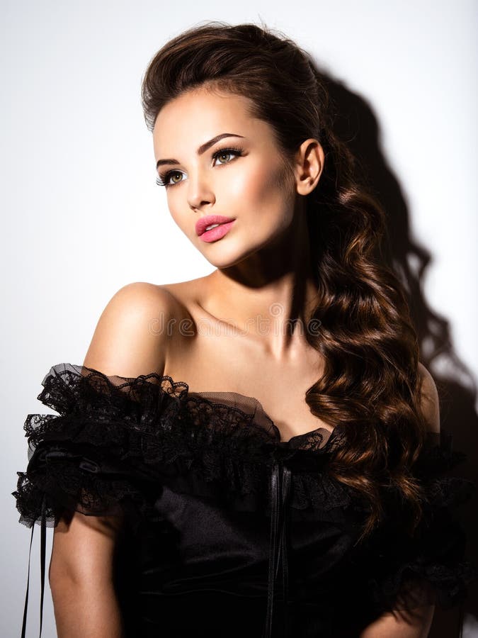 Beau visage d'une jeune fille sexy dans la robe noire images libres de droits Beau visage d'une jeune fille sexy dans la robe noire images libres de droits