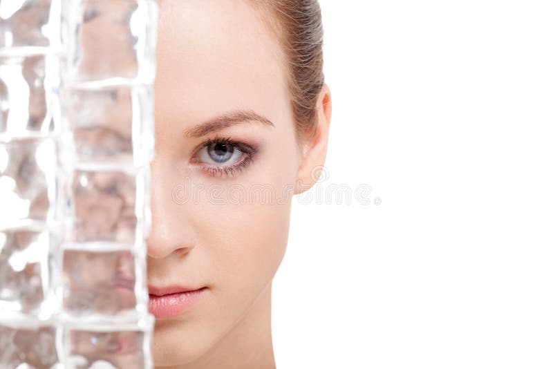 Beau visage de femme près des glaçons photo stock Beau visage de femme près des glaçons photo stock