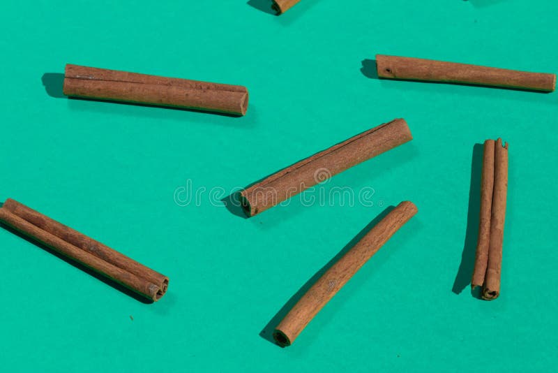Beaucoup de bâtons de cannelle, d'isolement sur le fond bleu images stock Beaucoup de bâtons de cannelle, d'isolement sur le fond bleu images stock