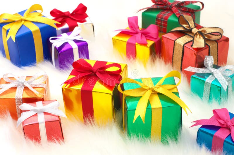 Beaucoup de cadeaux sur la fourrure fausse blanche. (horizontal) photographie stock Beaucoup de cadeaux sur la fourrure fausse blanche. (horizontal) photographie stock