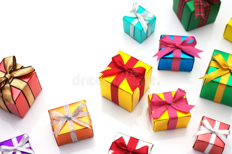 Beaucoup de cadeaux sur le fond blanc avec l'espace de copie. photographie stock libre de droits Beaucoup de cadeaux sur le fond blanc avec l'espace de copie. photographie stock libre de droits