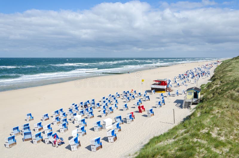Beaucoup de chaises de plage sur la longue, blanche plage photo libre de droits Beaucoup de chaises de plage sur la longue, blanche plage photo libre de droits