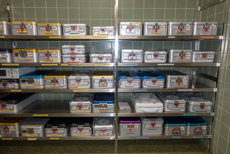 Beaucoup de conteneurs avec les instruments chirurgicaux sont stockés sur des étagères photos libres de droits Beaucoup de conteneurs avec les instruments chirurgicaux sont stockés sur des étagères photos libres de droits