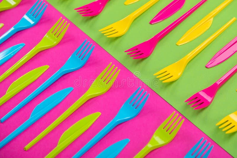 Beaucoup de couteliers de plastique de couleur sur un fond lumineux images libres de droits Beaucoup de couteliers de plastique de couleur sur un fond lumineux images libres de droits