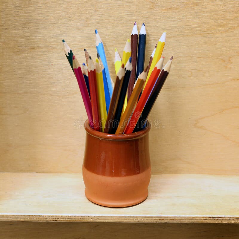 Beaucoup de crayons affilés colorés sont dans la tasse sur l'étagère en bois photo stock Beaucoup de crayons affilés colorés sont dans la tasse sur l'étagère en bois photo stock