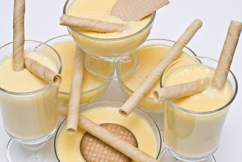 Beaucoup de cuvettes de crème. photo libre de droits Beaucoup de cuvettes de crème. photo libre de droits