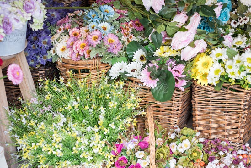 Beaucoup de fleur colorée et fausse dans le panier images libres de droits