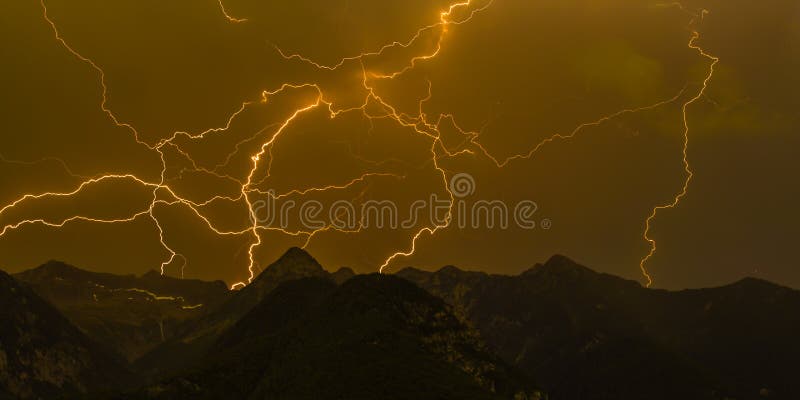 Beaucoup de foudres dans les montagnes images stock Beaucoup de foudres dans les montagnes images stock
