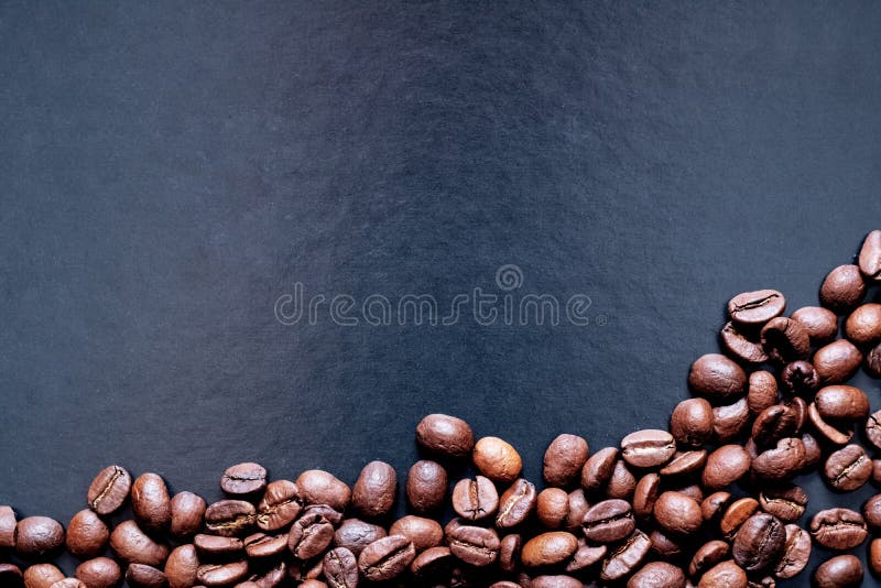 Beaucoup de fèves de café fermées sur fond noir, macro photo photographie stock Beaucoup de fèves de café fermées sur fond noir, macro photo photographie stock