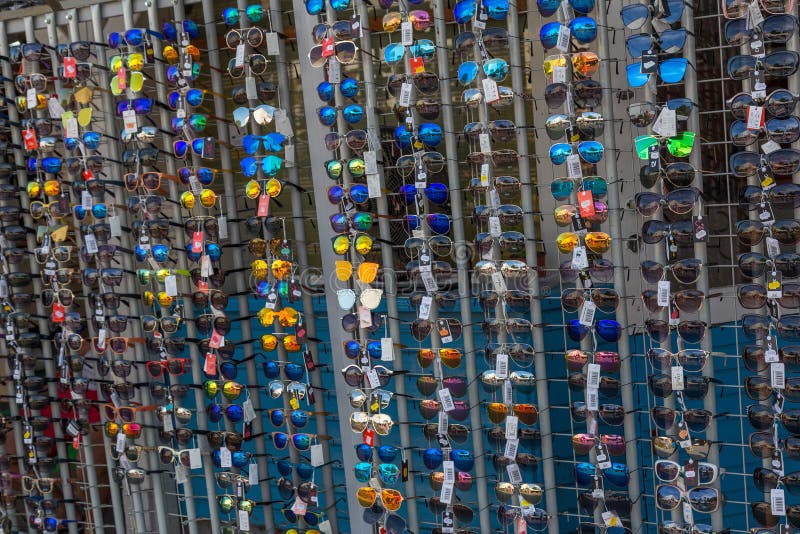 Beaucoup de lunettes de soleil sur le marché d'été en Hongrie 24 08 La Hongrie 2017 photographie stock libre de droits Beaucoup de lunettes de soleil sur le marché d'été en Hongrie 24 08 La Hongrie 2017 photographie stock libre de droits