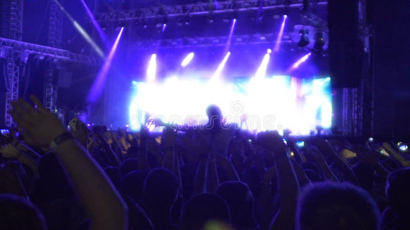 Beaucoup de mains de ondulation de personnes ensemble, appréciant la musique au concert de groupe de rock, lent-MOIS clips vidéos