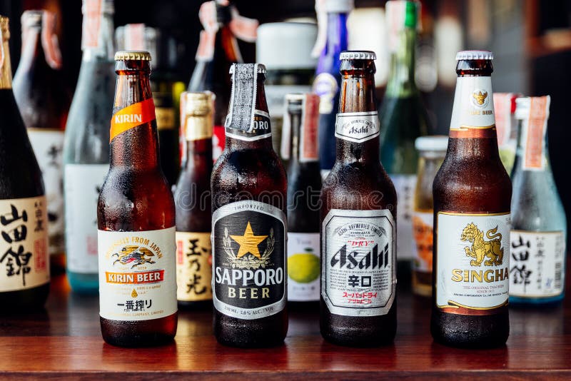 Beaucoup de marques importantes et mineures des boissons alcoolisées japonaises incluent la bière, le saké, les spiritueux et l'u