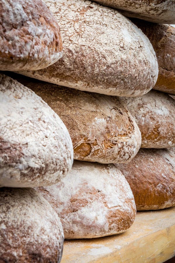 Beaucoup de miches de pain dans une boulangerie photo stock Beaucoup de miches de pain dans une boulangerie photo stock