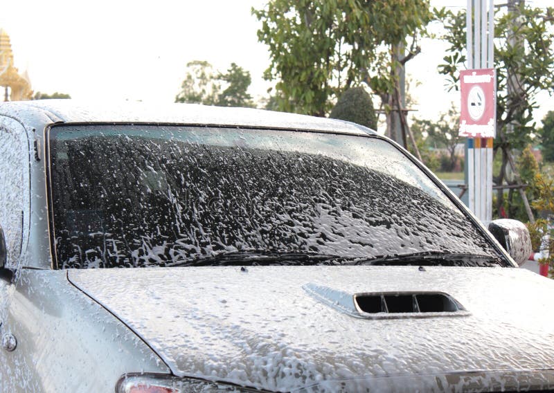 Beaucoup de mousse de station de lavage sur le pare-brise photos libres de droits Beaucoup de mousse de station de lavage sur le pare-brise photos libres de droits