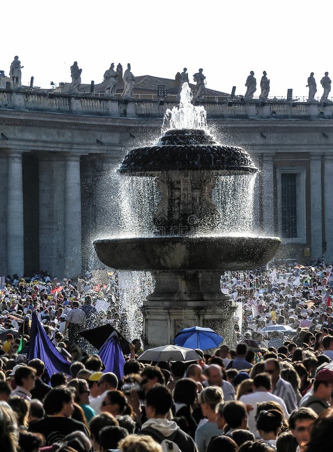 Beaucoup de personnes marchant autour du granit Fontaine de St Peters Square à Ville du Vatican photographie stock libre de droits Beaucoup de personnes marchant autour du granit Fontaine de St Peters Square à Ville du Vatican photographie stock libre de droits