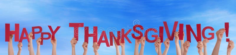 Beaucoup de personnes tenant le thanksgiving heureux dans le ciel images libres de droits Beaucoup de personnes tenant le thanksgiving heureux dans le ciel images libres de droits