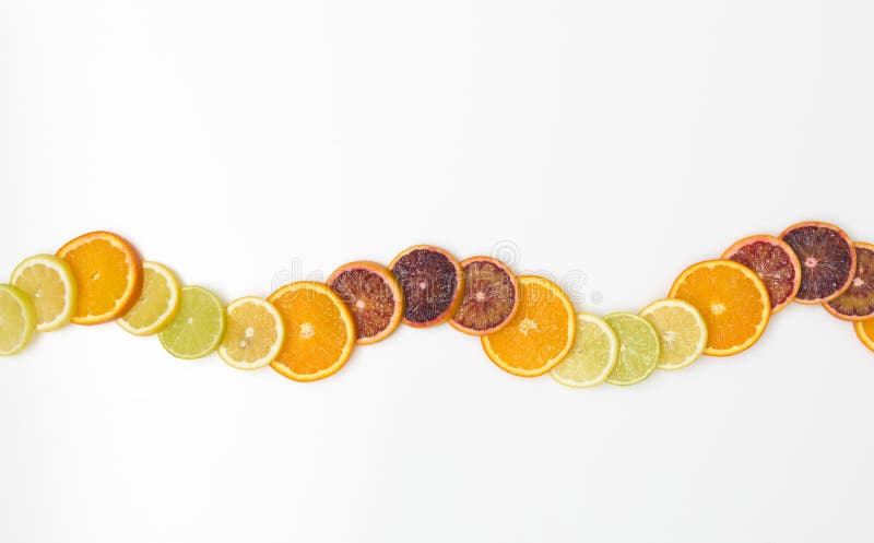 Beaucoup de tranches oranges fraîches, zironen des tranches, tranches de chaux, tranches de kumquat sont bien arrangées sur un fo photo stock Beaucoup de tranches oranges fraîches, zironen des tranches, tranches de chaux, tranches de kumquat sont bien arrangées sur un fo photo stock