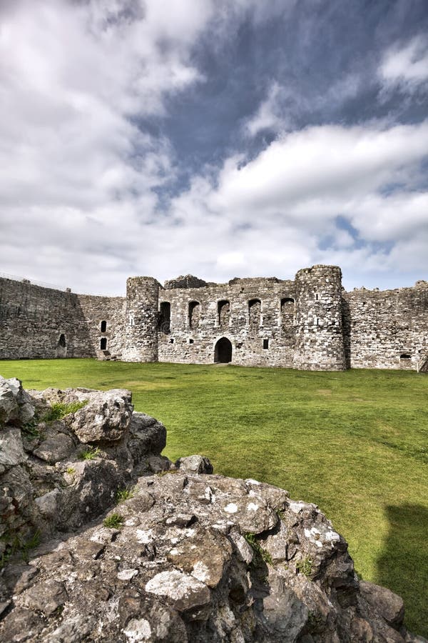 Beaumaris-Schloss in Anglesey, Nord-Wales, Vereinigtes Königreich, Reihe von Walesh zieht sich zurück lizenzfreies stockfoto Beaumaris-Schloss in Anglesey, Nord-Wales, Vereinigtes Königreich, Reihe von Walesh zieht sich zurück lizenzfreies stockfoto