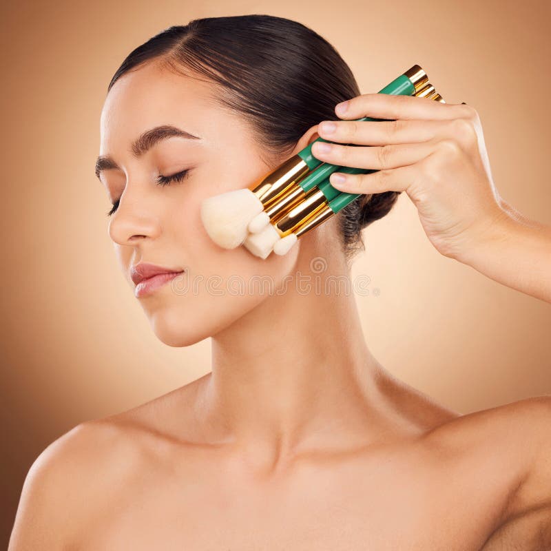 Beauté Cosmétique Et Maquillage Femme Avec Brosses Sur Le Visage