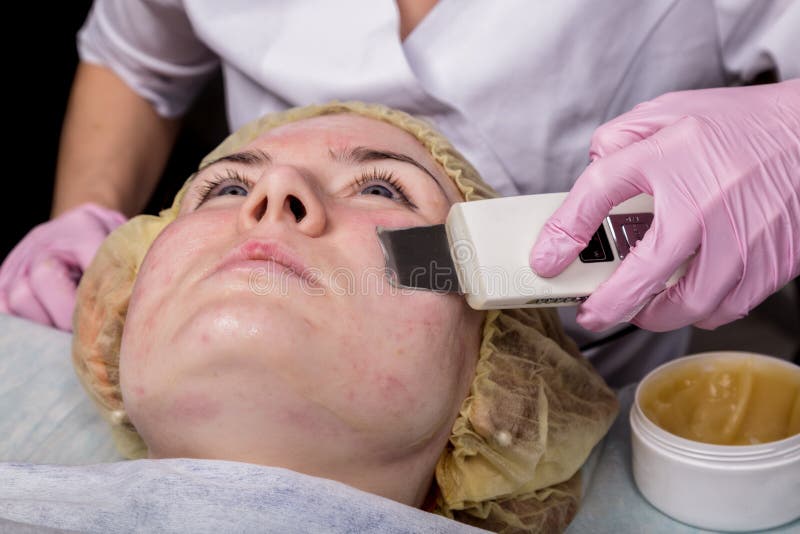 Beautician au travail E r image libre de droits Beautician au travail E r image libre de droits