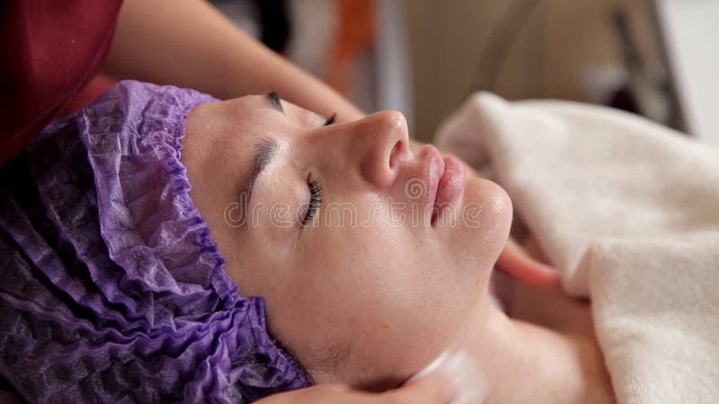 Beautician czy? ci twarz pi? kna dziewczyna od szcz? tk? w maska z pomoc? mokrych wytar? kosmetyk zdjęcie wideo