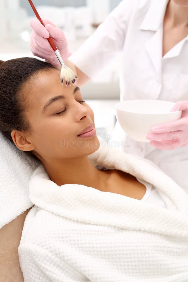 beautician Escova cosmética aplicada da máscara protetora imagem de stock beautician Escova cosmética aplicada da máscara protetora imagem de stock