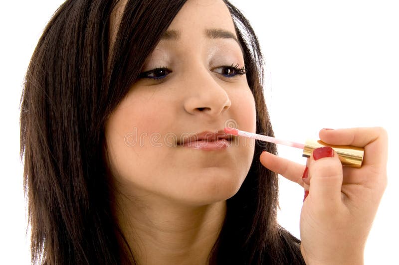 Beautician que pone el lápiz labial en hembra joven imagen de archivo Beautician que pone el lápiz labial en hembra joven imagen de archivo