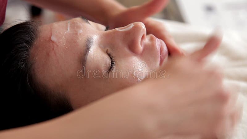Beautician robi procedurze dla liftingu twarzy Dermatolog stosuje maskę, twarzy śmietanka Kosmetologia w klinice zbiory