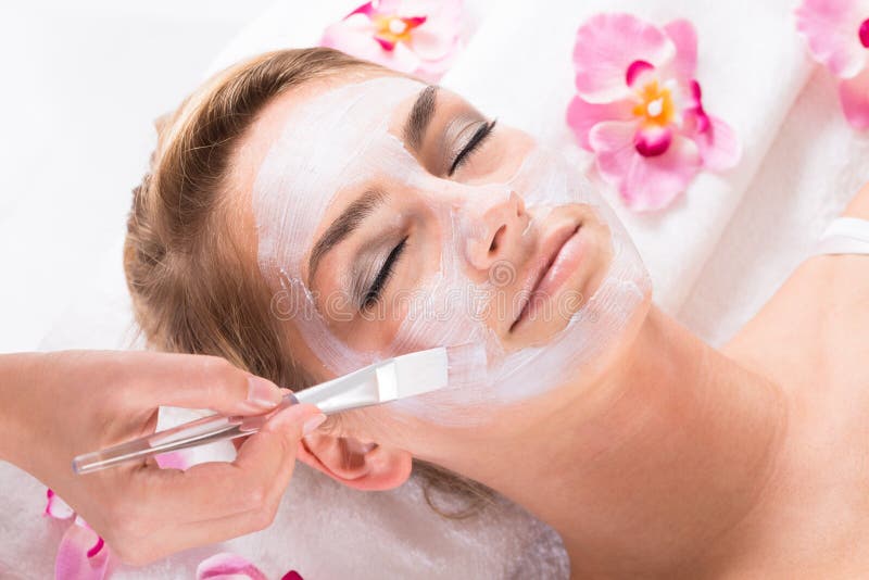 Beautician Stosuje maskę Na Customer& x27; s twarz Przy salonem fotografia stock Beautician Stosuje maskę Na Customer& x27; s twarz Przy salonem fotografia stock
