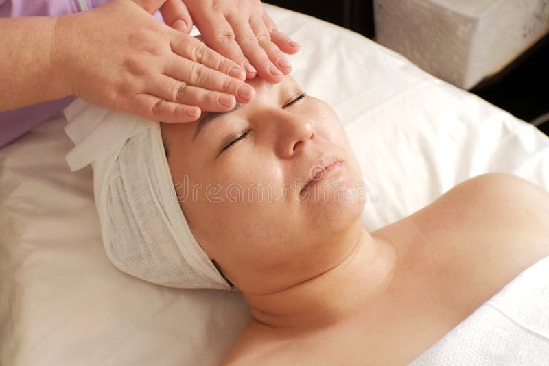Beautician подготавливает сторону женщины для косметических процедур Конец-вверх Процедура для приложения увлажнителя в salo крас стоковые изображения rf Beautician подготавливает сторону женщины для косметических процедур Конец-вверх Процедура для приложения увлажнителя в salo крас стоковые изображения rf