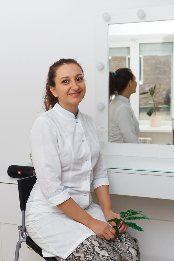 Beautician γιατρών γυναικών Η έννοια της αισθητικής ιατρικής στοκ φωτογραφίες με δικαίωμα ελεύθερης χρήσης Beautician γιατρών γυναικών Η έννοια της αισθητικής ιατρικής στοκ φωτογραφίες με δικαίωμα ελεύθερης χρήσης