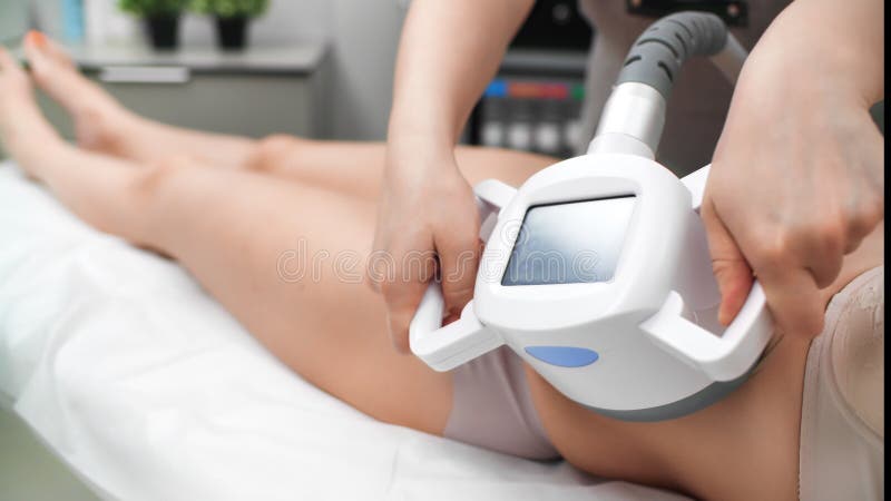 Beauticist con dispositivo de criolipolisis en mujeres abdomen a cámara lenta metrajes