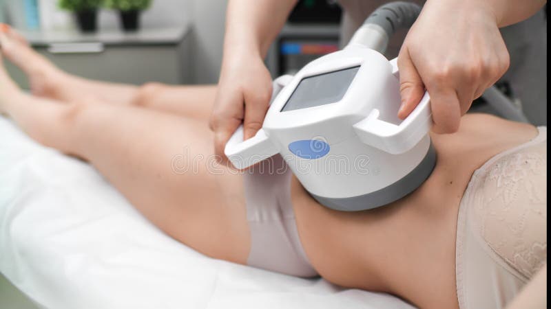 Beauticist utilizando máquina de criolipolisis en mujeres abdomen a cámara lenta almacen de video